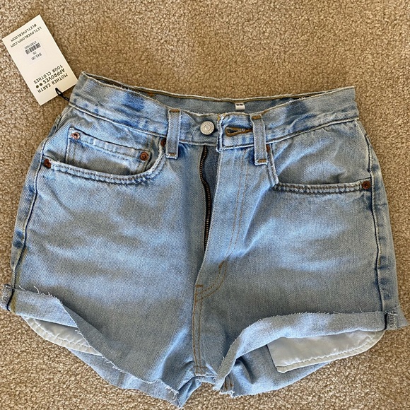 Cutest reworked Levi shorts - Picture 2 of 3